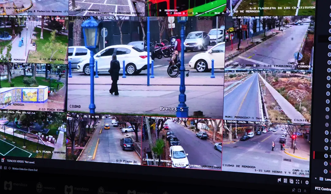 Las cámaras conectadas por fibra óptica permiten identificar rostros y leer patentes con alta definición. En la demostración, el equipo amplió la imagen de una persona en una plaza y reconoció su cara con nitidez.