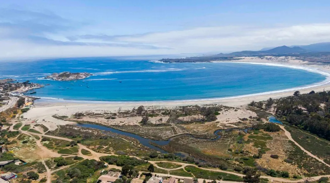 Pichidangui es una playa serena y familiar, con aguas calmas y un entorno ideal para descansar.