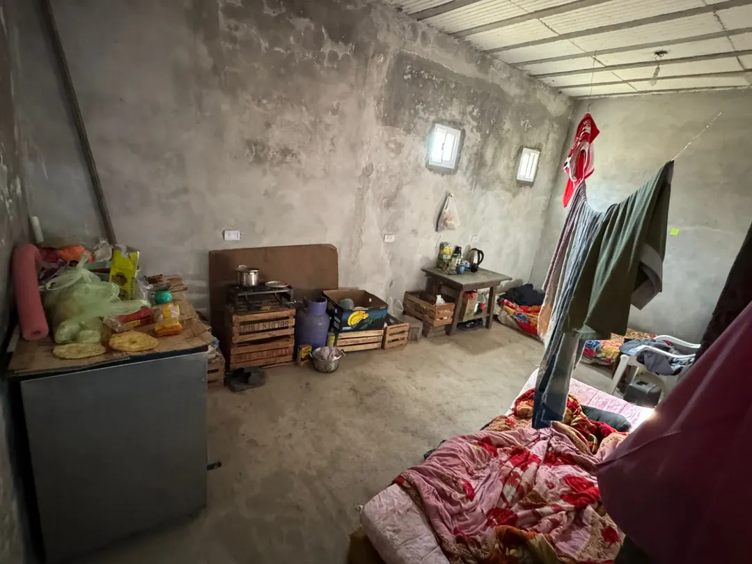 Así lucía el interior del inmueble donde pernoctaban los trabajadores. 