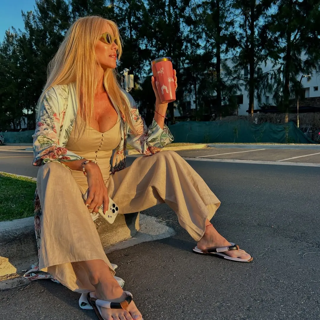 Nicole Neumann se adelantó al verano y mostró su nuevo color de pelo.