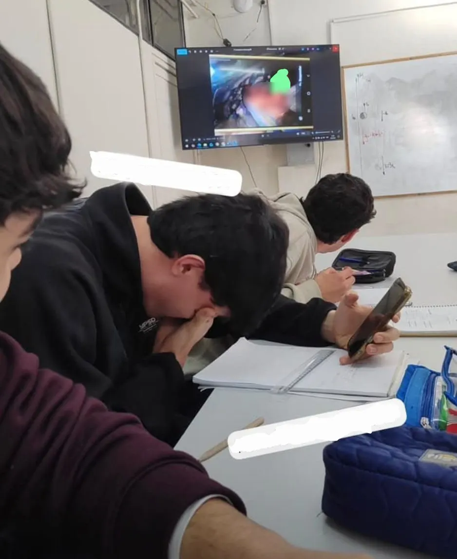 Esta es una de las imágenes que se compartieron en redes sociales por los alumnos sobre lo sucedido en la clase del viernes pasado.