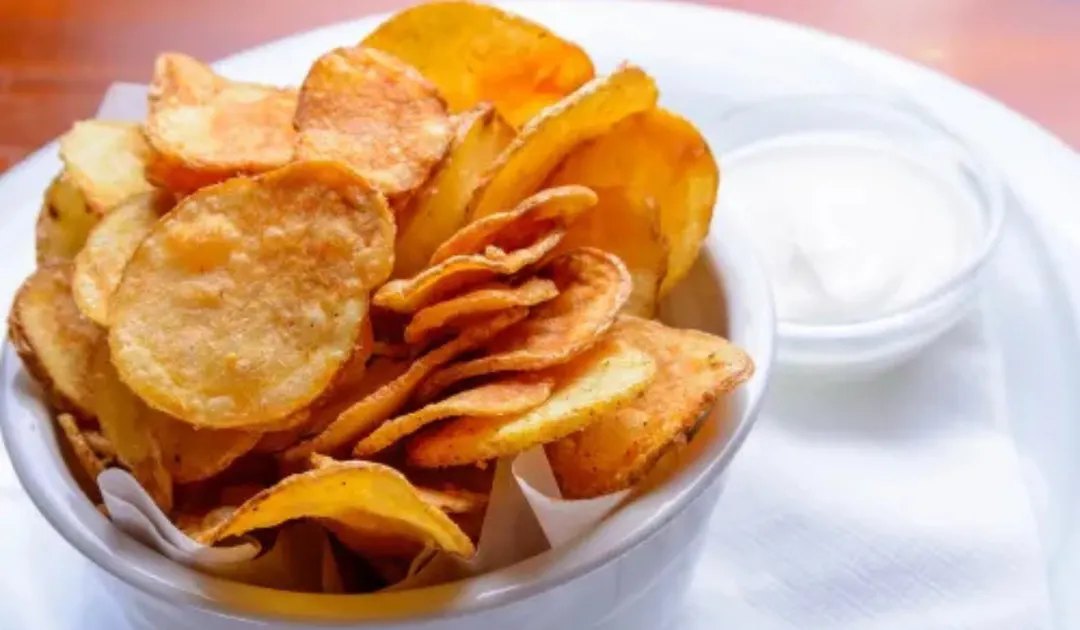 La receta de chips de batata puede prepararse al horno, al aire o frita, y siempre resulta crujiente si se corta bien fina.