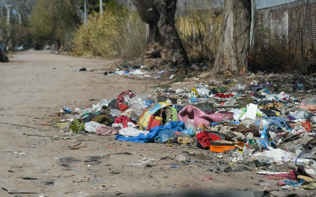 Restos de basura amontonados en una calle de la villa Junín, en Las Heras