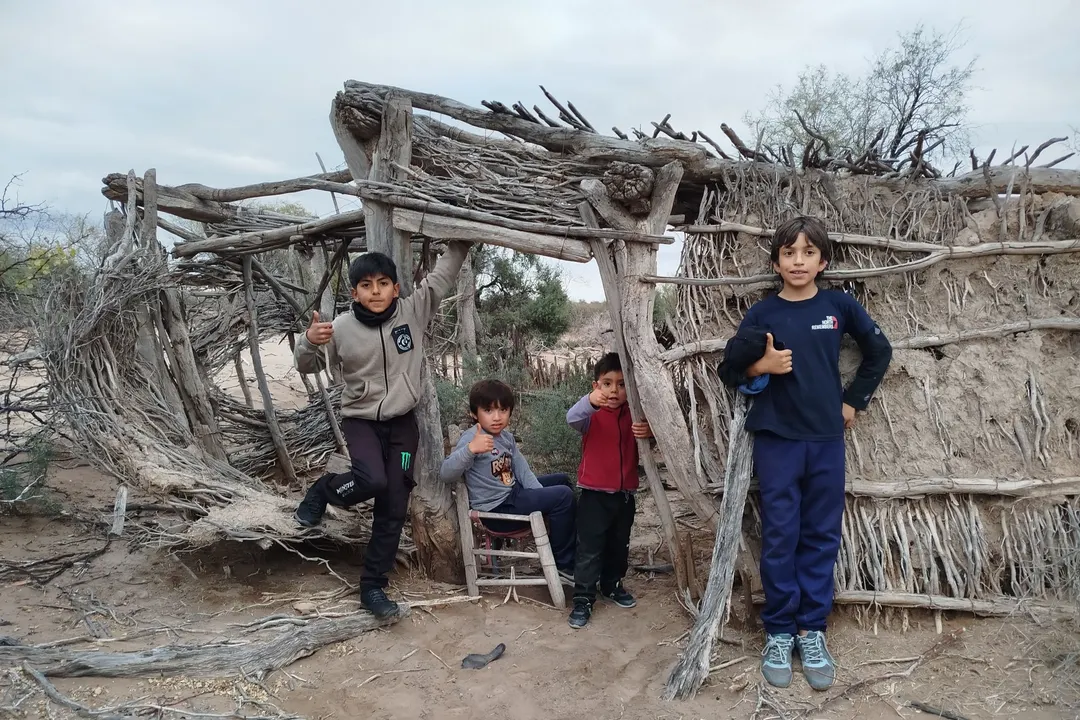 Los niños en las ruinas del rancho de Matilde Azaguate. Foto Ulises Naranjo