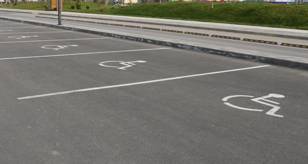 El Símbolo Internacional de Acceso es el documento que debe exhibirse para ejercer el derecho al estacionamiento, incluso si se tiene CUD. Foto: Shutterstock
