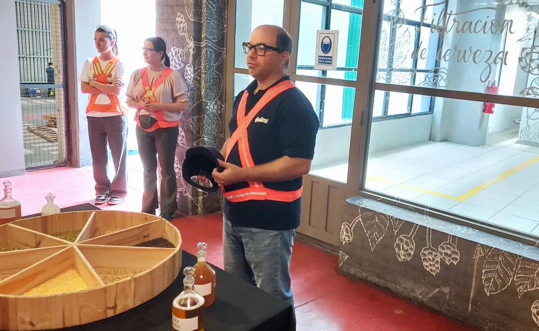 Desde la selección de materias primas hasta el envasado, la producción cervecera combina precisión técnica y trabajo joven especializado.