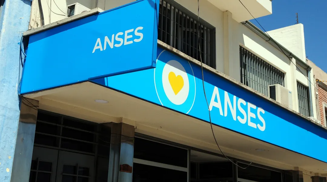 Para cobrar la Ayuda Escolar Anual es necesario presentar el certificado escolar actualizado.