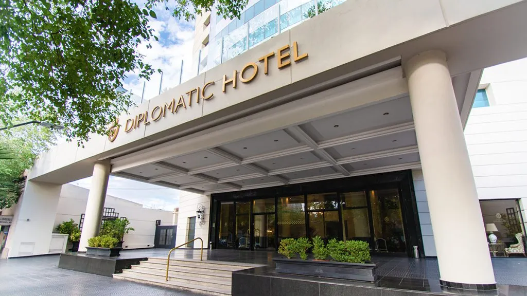 Hotel Diplomatic, lugar en donde se alojaba la selección francesa de rugby y en donde ocurrieron los hechos denunciados por la víctima.