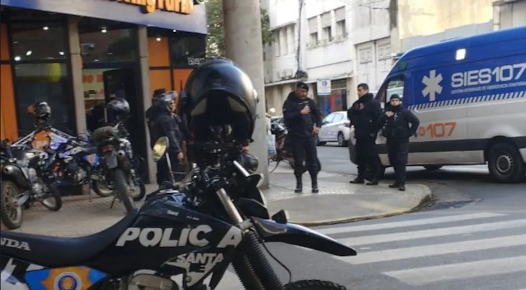 La policñia rodeó la farmacia en la que ocurrió el asesinato. / Foto: Rosario 3