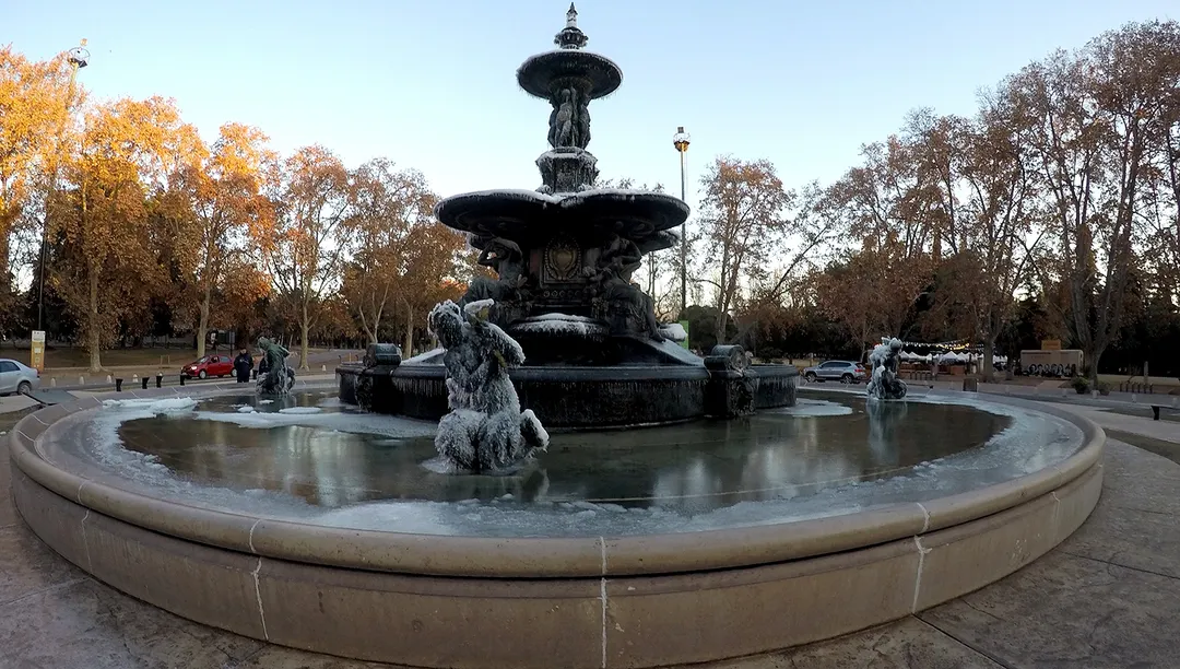 La Fuente de los Continentes del Parque San Martín amaneció congelada en el invierno de 2024.
