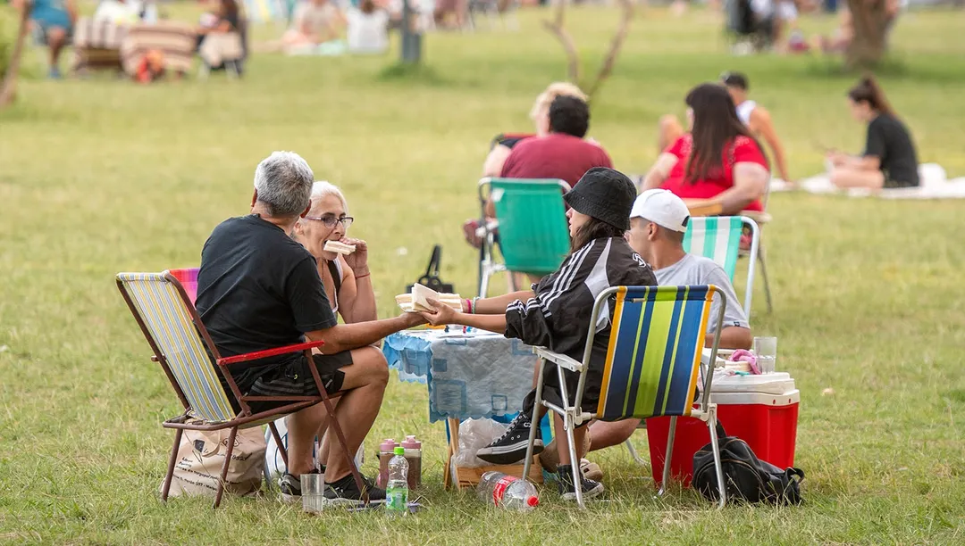 Los parques de Mendoza son ideales para hacer picnic y matear.
