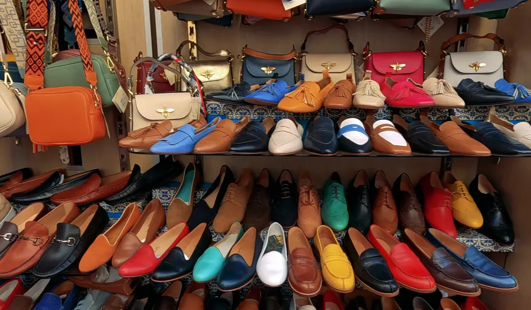 Los mocasines son los calzados más utilizados por quienes eligen el estilo Grandpacore. Foto: Canva