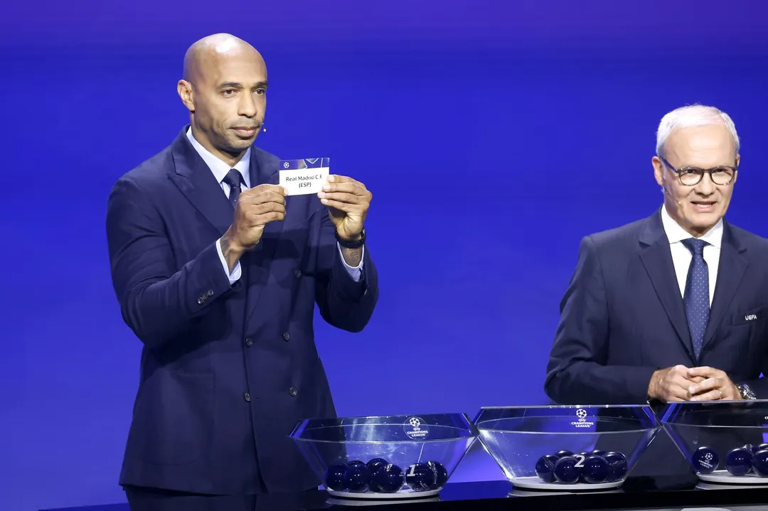 Thierry Henry, leyenda francesa, sacó la bolilla del Real Madrid en el arranque del sorteo de la Champions.