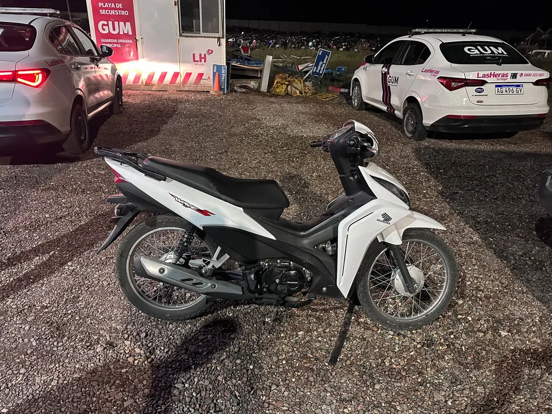 La moto secuestrada en el operativo, presentaba un pedido de secuestro vigente por hurto.