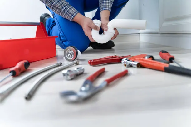Los plomeros realizan reparaciones físicas y trabajan en problemas distintos en cada vivienda, algo difícil de automatizar por completo.