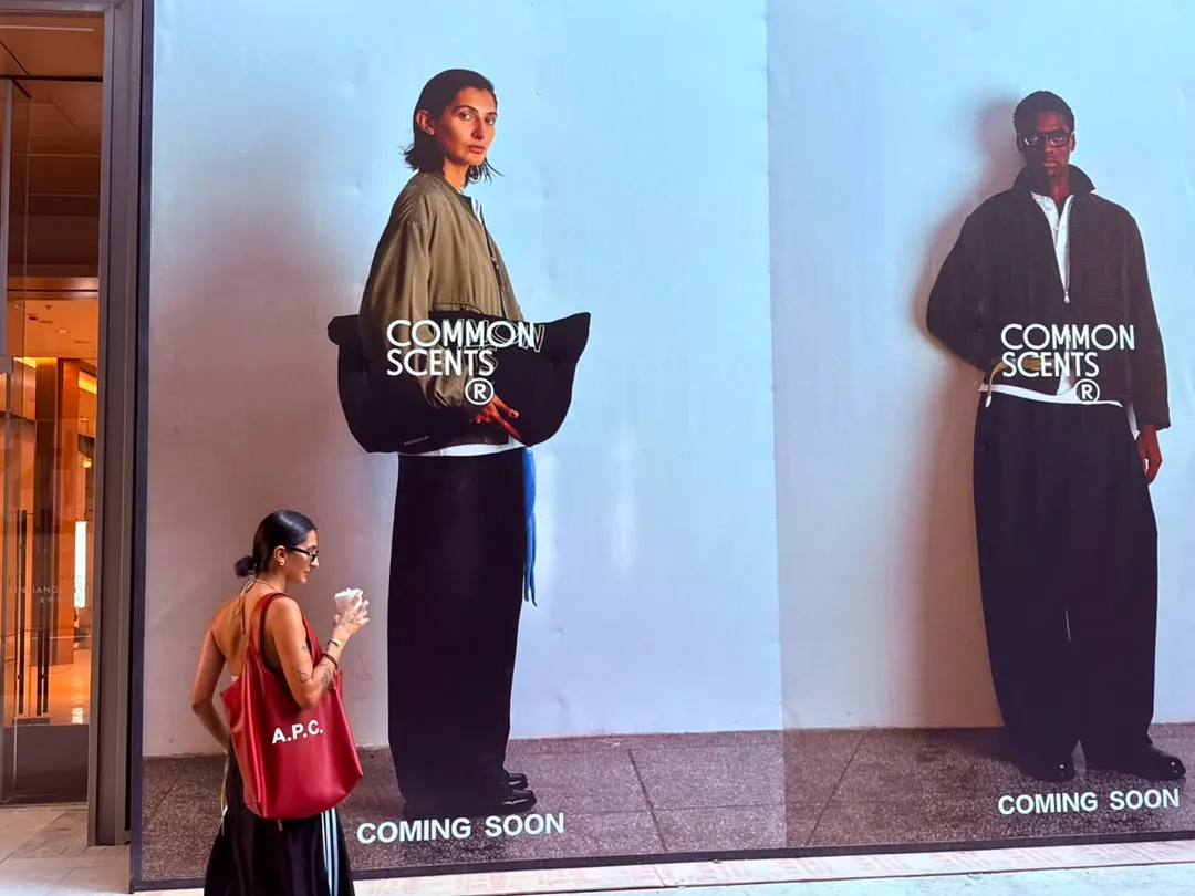 Nazarena Lucero, la modelo que conquistó la moda en Asia, posando junto a la gigantografía en uno de sus primeros trabajos en el exterior.