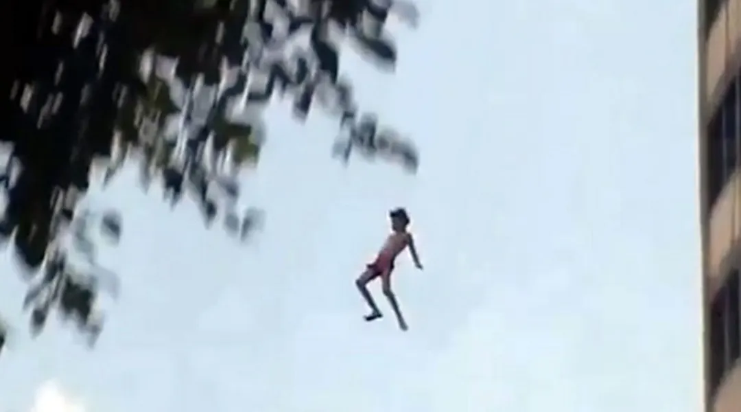 La icónica imagen de Charly García en pleno vuelo luego de saltar desde el piso 9. Foto: Captura de video.
