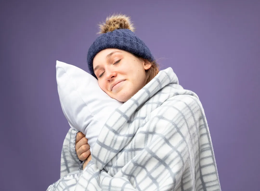 Algunas personas aman el invierno porque pueden dormir mejor. Foto: Freepik