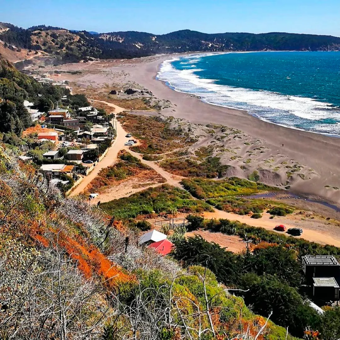 Con sus olas de clase mundial y su ambiente relajado, este balneario de O’Higgins es un paraíso para surfistas y aventureros.