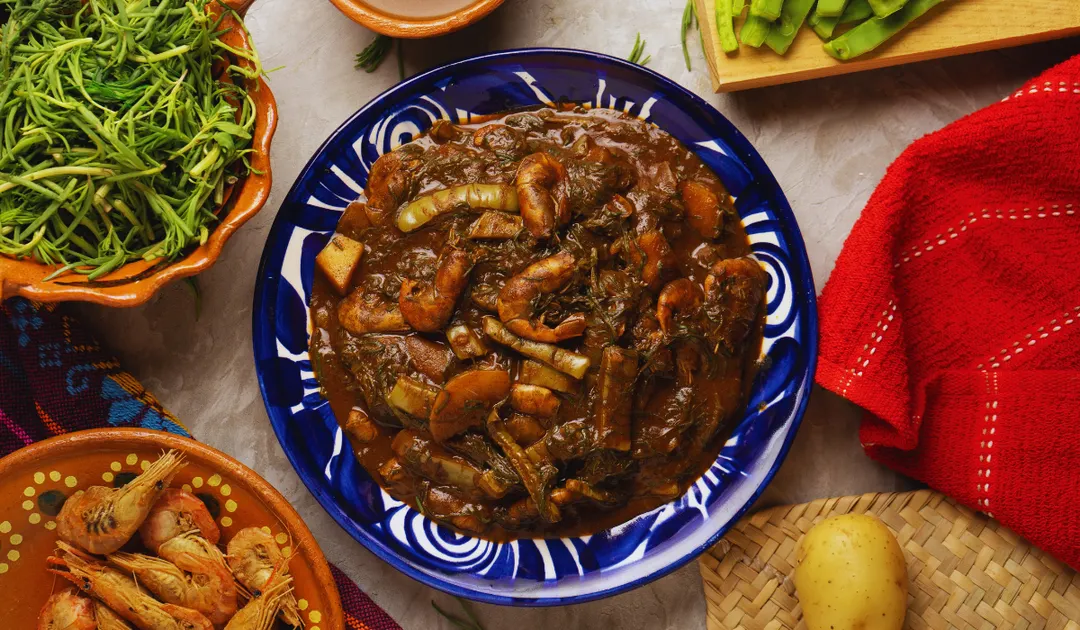 La receta de romeritos con mole se prepara principalmente durante la navidad y la cuaresma.