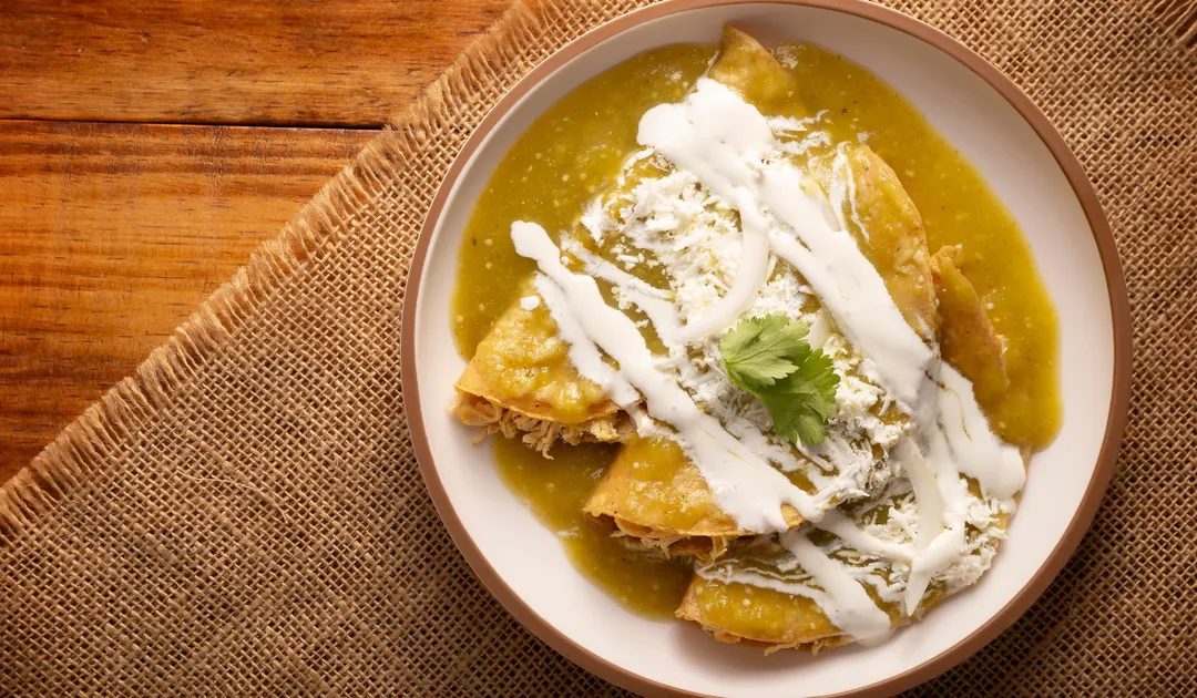 La receta de enchiladas verdes puede variar según el tipo de chile utilizado.