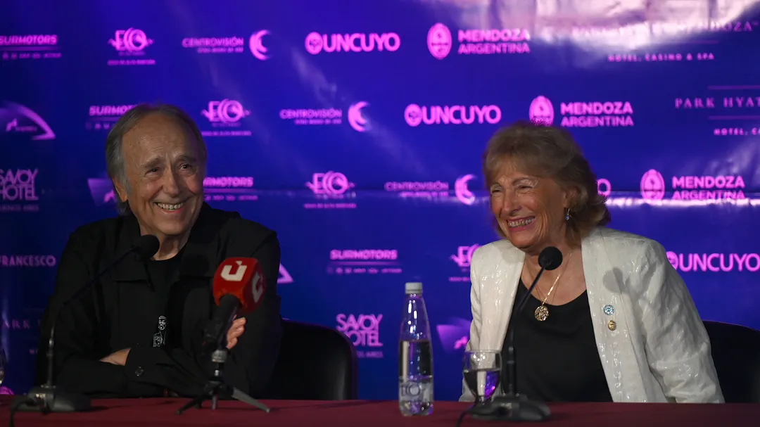 Joan Manuel Serrat junto a la rectora de la UNCuyo, Esther Sánchez, en una distendida conferencia de prensa.