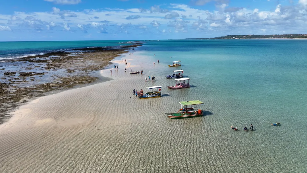 Japaratinga ofrece playas de aguas calmas y un ambiente relajado a precios más bajos que los destinos vecinos.