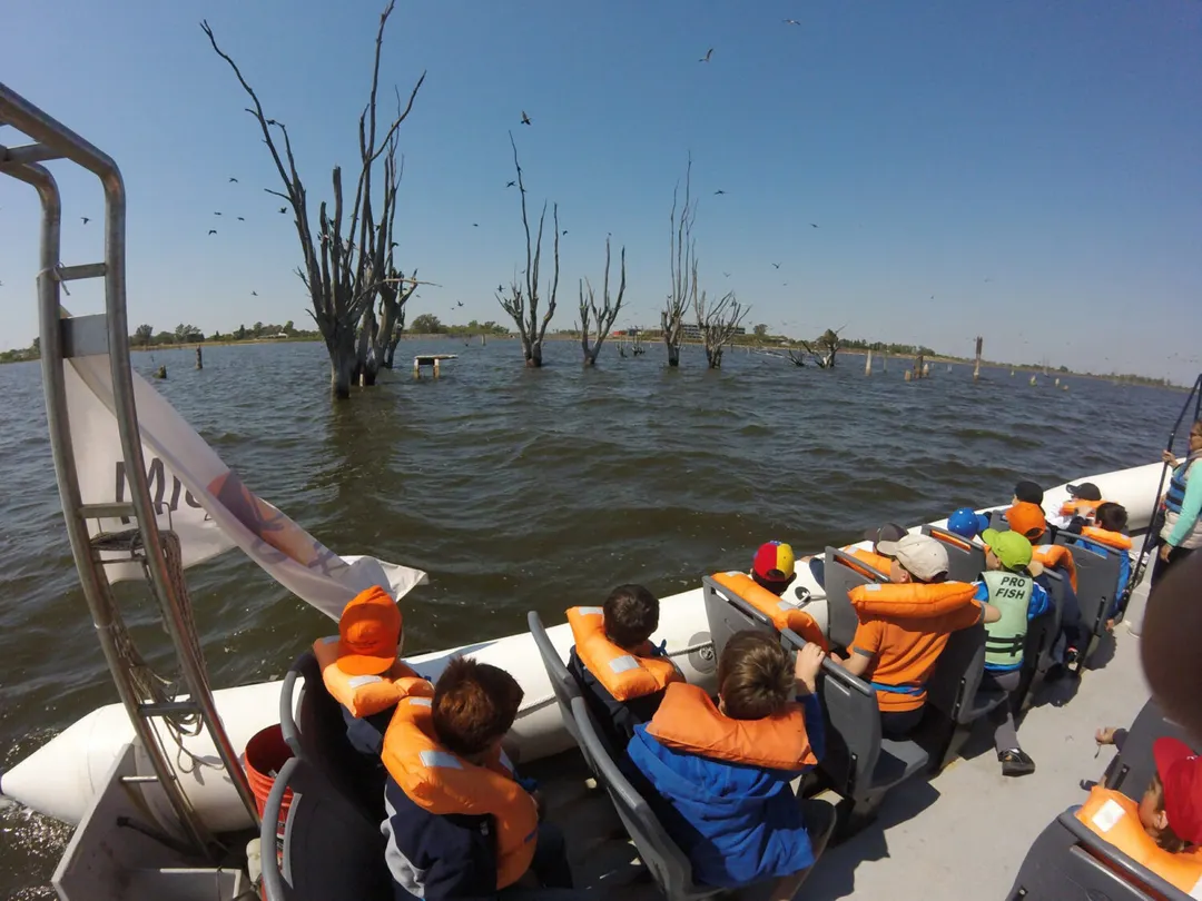 Miramar de Ansenuza es el único pueblo ubicado directamente sobre la ribera de la laguna Mar Chiquita.