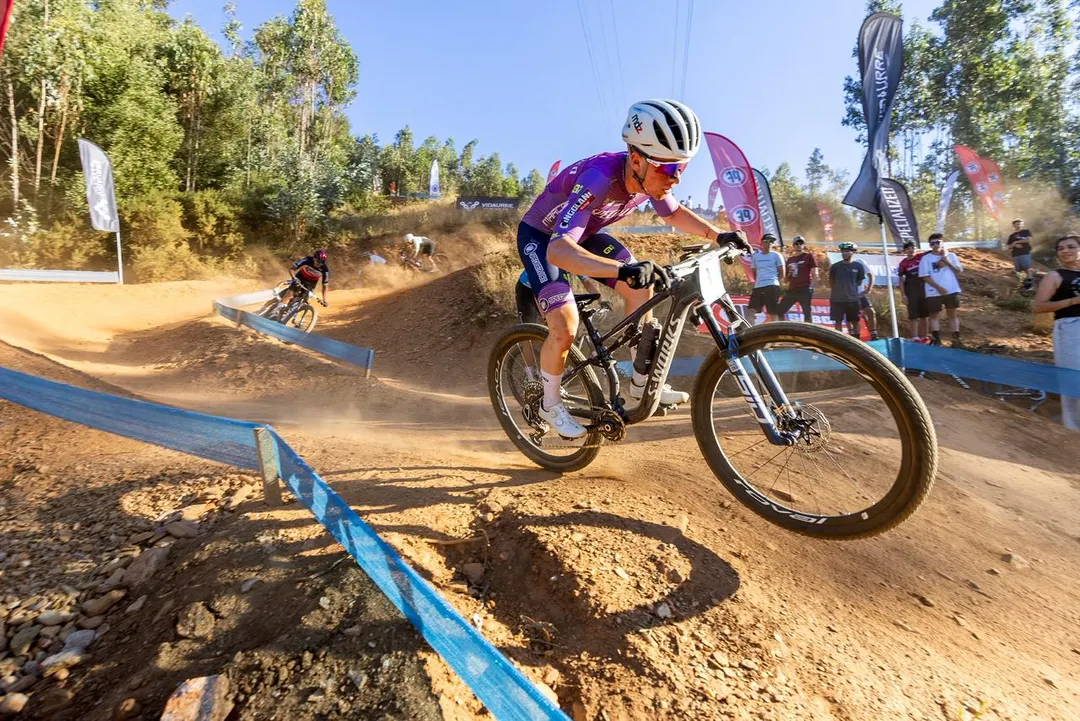El mendocino volvió a subirse a la bici tras su lesión y respondió con un top 10 en una competencia multitudinaria.
