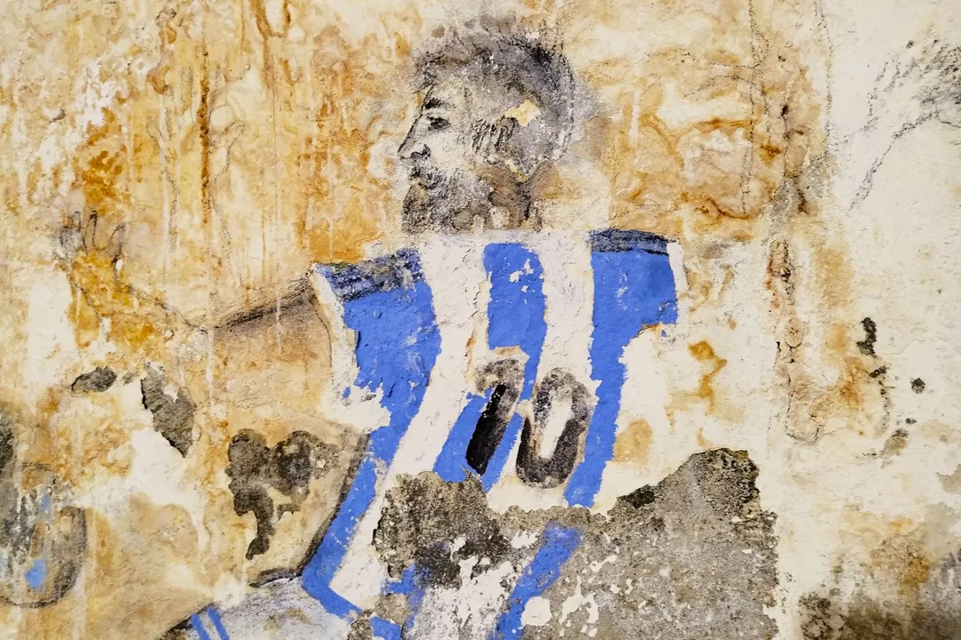 Lionel Messi con la camiseta 10, en el mural tumbero. Foto Ulises Naranjo 