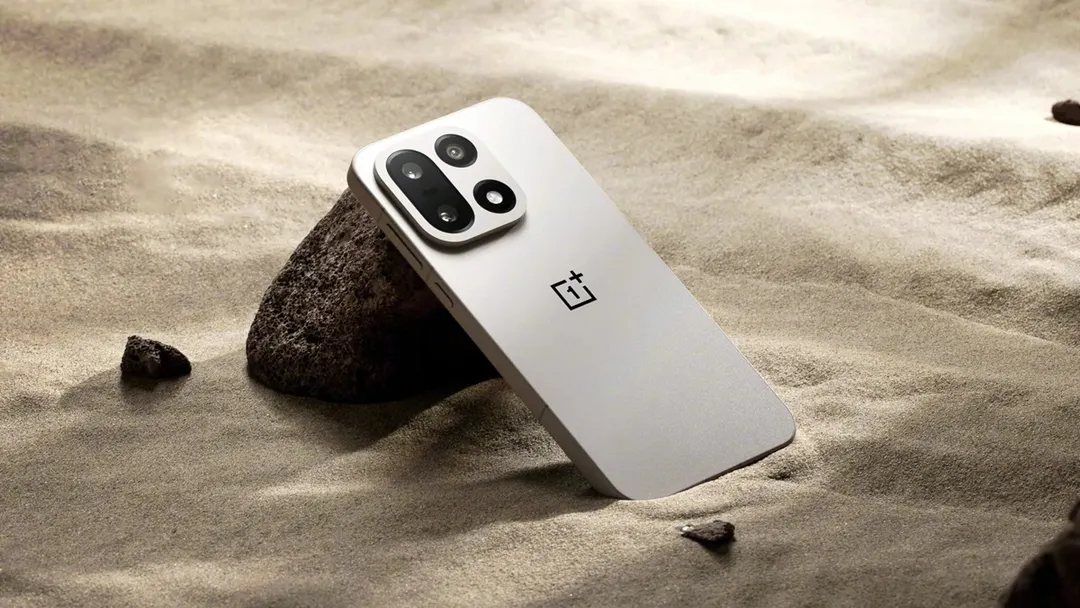 El OnePlus 15 incluye una batería de silicio-carbono de 7300 mAh y un sistema de triple cámara de 50 MP.