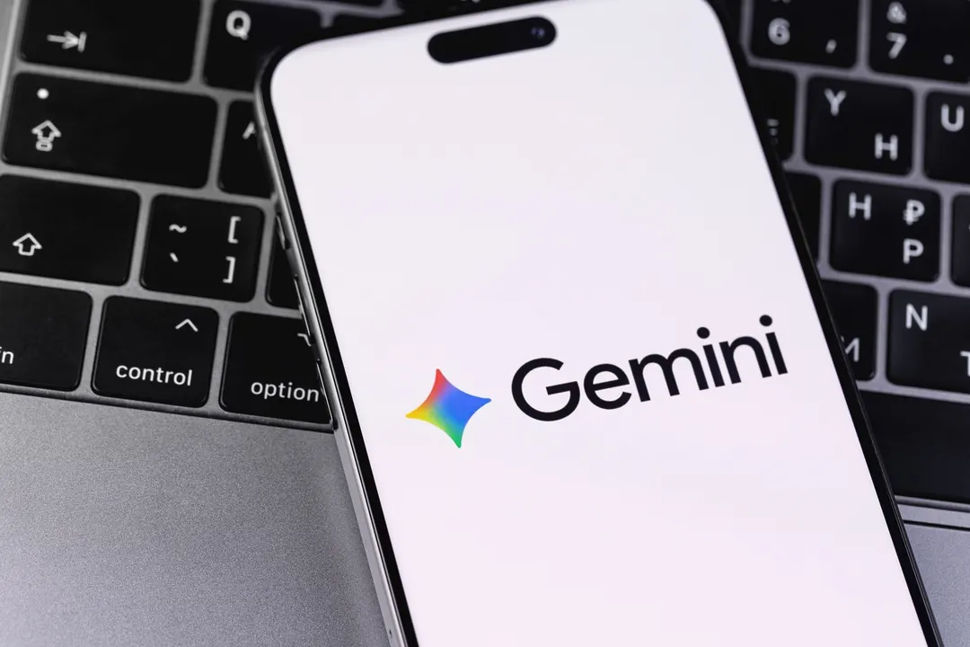 En Google Docs, Gemini también ayuda a reescribir, resumir, armar borradores y dar formato desde el ícono estrella.