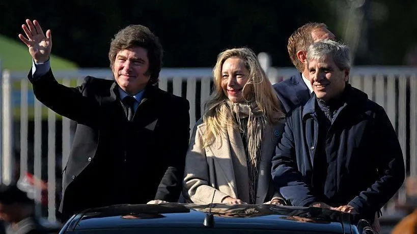Milei, Javier y Karina, y el ministro Luis Caputo, prescindentes en el tema de las familias y empresas endeudadas con más de 90 días de mora. 