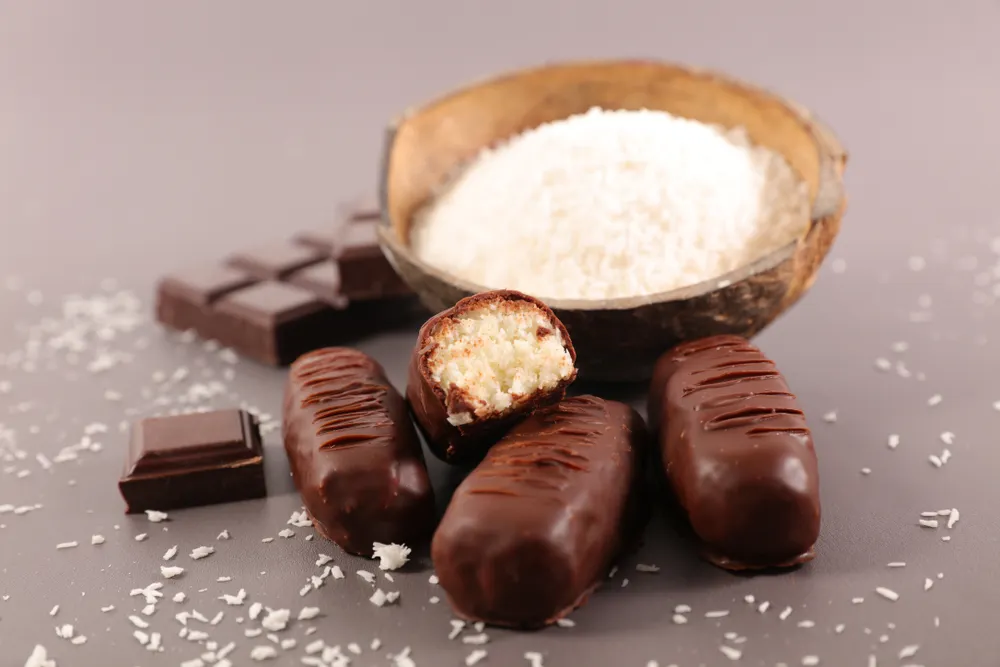 La receta original del chocolate Bounty fue lanzada en 1951 por la marca Mars, inspirada en postres de coco tropical.