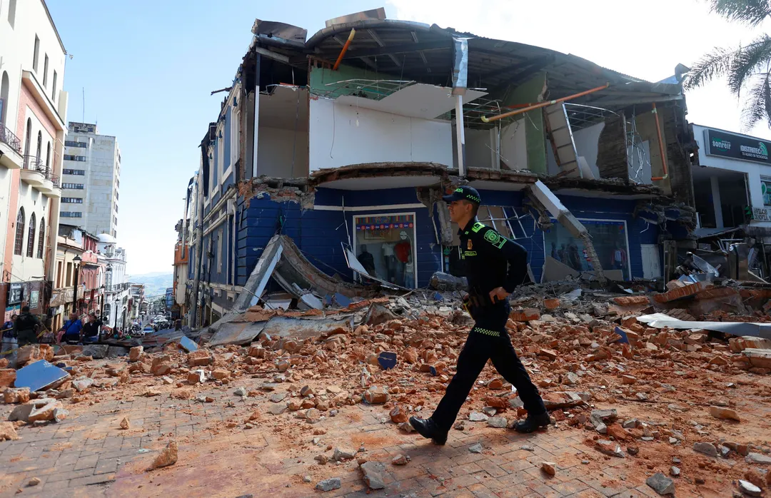 Vecinos y rescatistas buscan a sobrevivientes bajo los escombros tras el terremoto en Colombia.