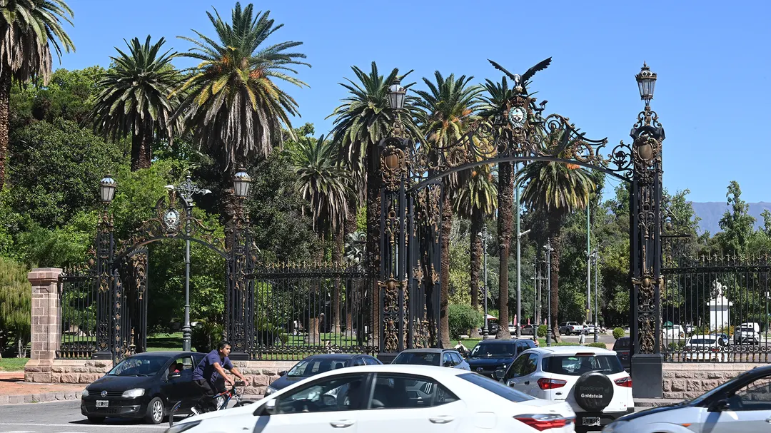 El transito vehicular del Parque General San Martín es cada vez mayor. 