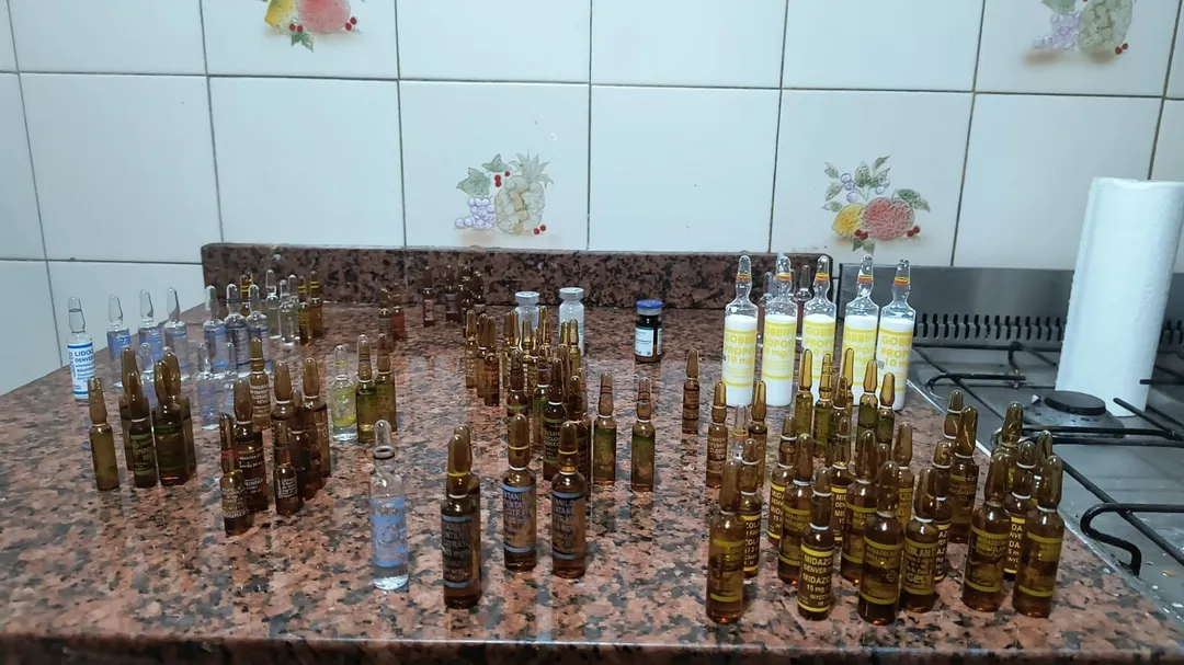 Los medicamentos que hallaron en el departamento del enfermero.