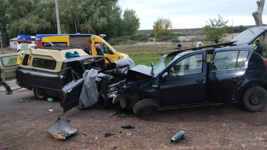 Luján de Cuyo: un grave choque frontal dejó tres adultos y un niño de 7 años con lesiones.