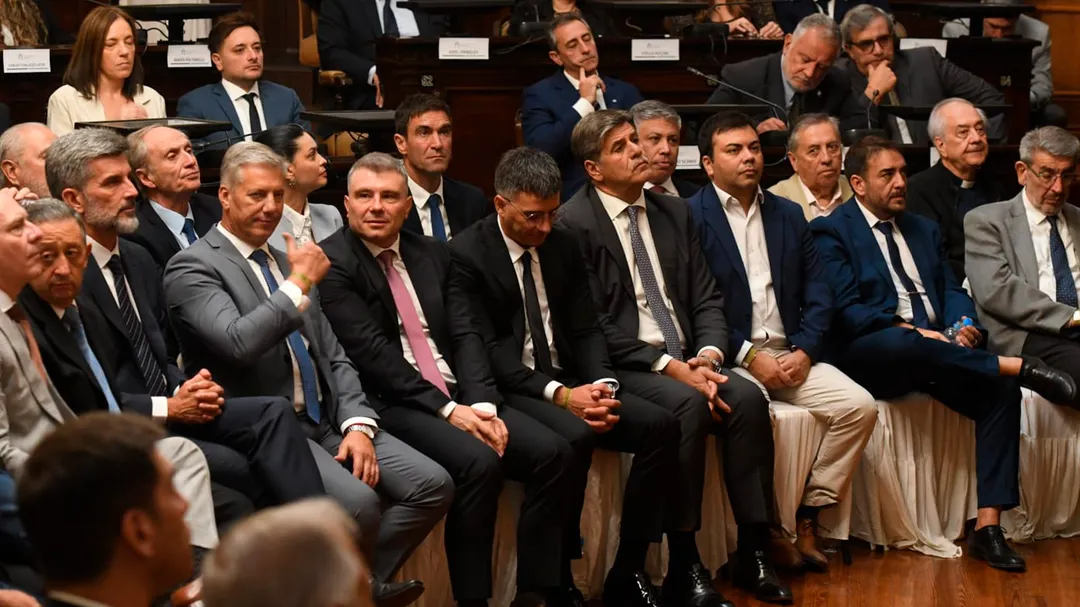Los intendentes, escuchando a Cornejo. 