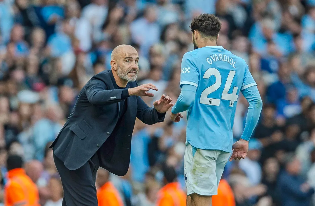 Enzo Maresca le da indicaciones a Josko Gvardiol en Manchester City frente a Bournemouth.