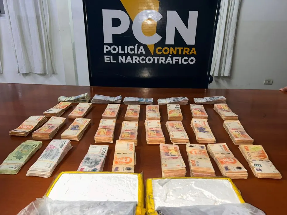 El dinero y los ladrillos de cocaína incautados en los procedimientos. 