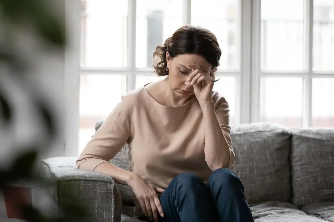 Hay mujeres que comienzan a apagarse lentamente dentro de sus propias casas sin que la familia advierta qué les sucede.