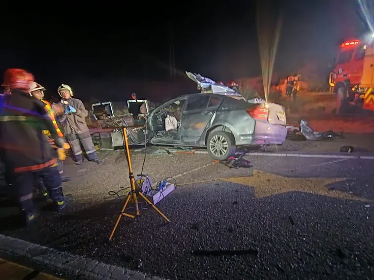 Un hombre falleció este domingo por la noche luego de un choque frontal entre un auto y un camión en la ruta hacia Chile. 