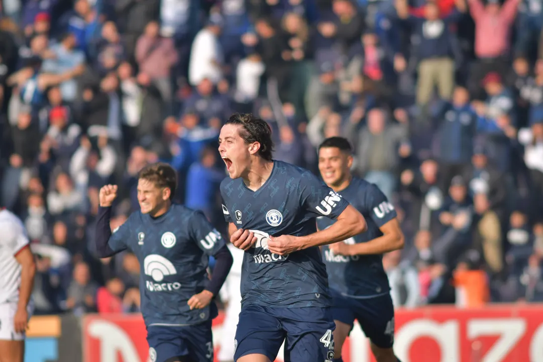 Independiente Rivadavia mostró dos versiones en su estreno.