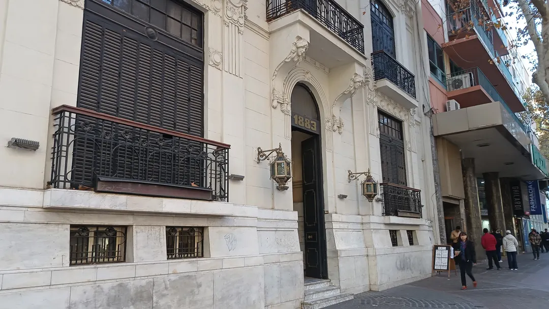La fachada del edificio de San Martín 1049 ya no dice Los Andes. 