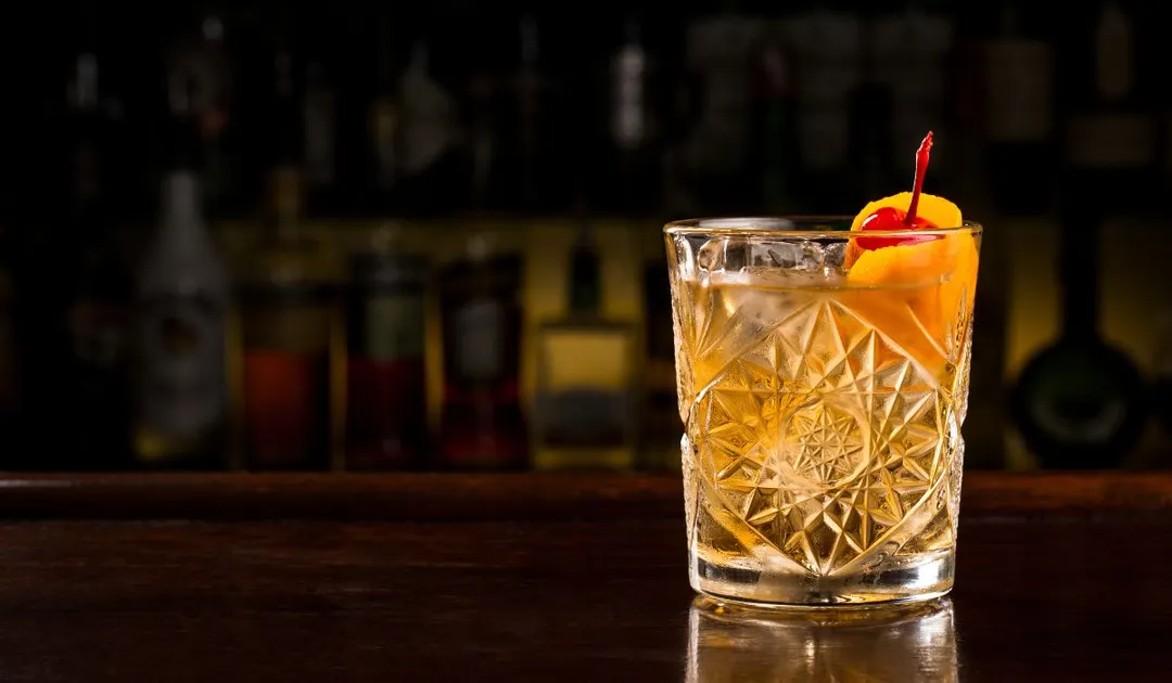 Old Fashioned. Ideal para quienes disfrutan de tragos secos y complejos, con notas amaderadas y cítricas.