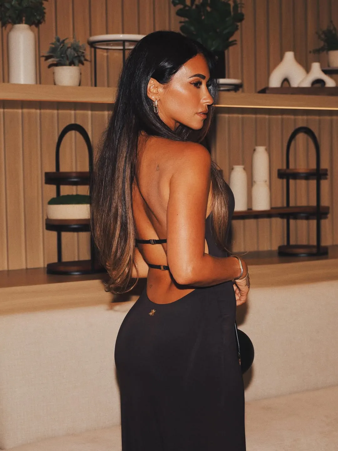 Un peinado lacio hacia el costado y un maquillaje en tonos neutros completaron la apuesta de la influencer.