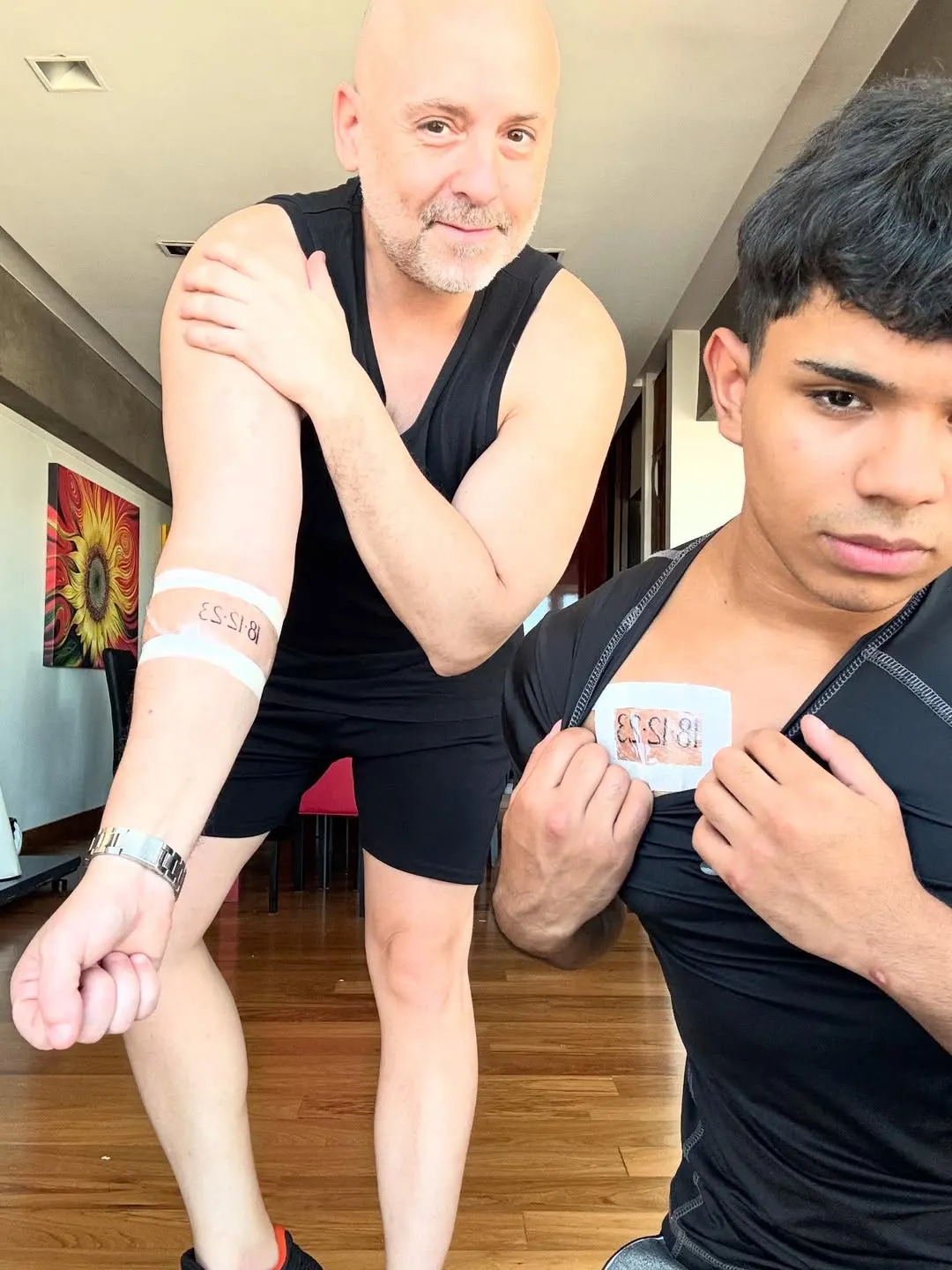 José María Muscari y Lucio muestran orgullosos el resultado final de la tinta en su piel.