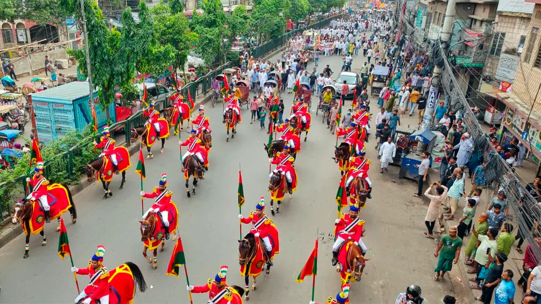 Vehículos antiguos y diversos desfiles convirtieron a Daca (Bangladesh) en una ciudad del pasado.
