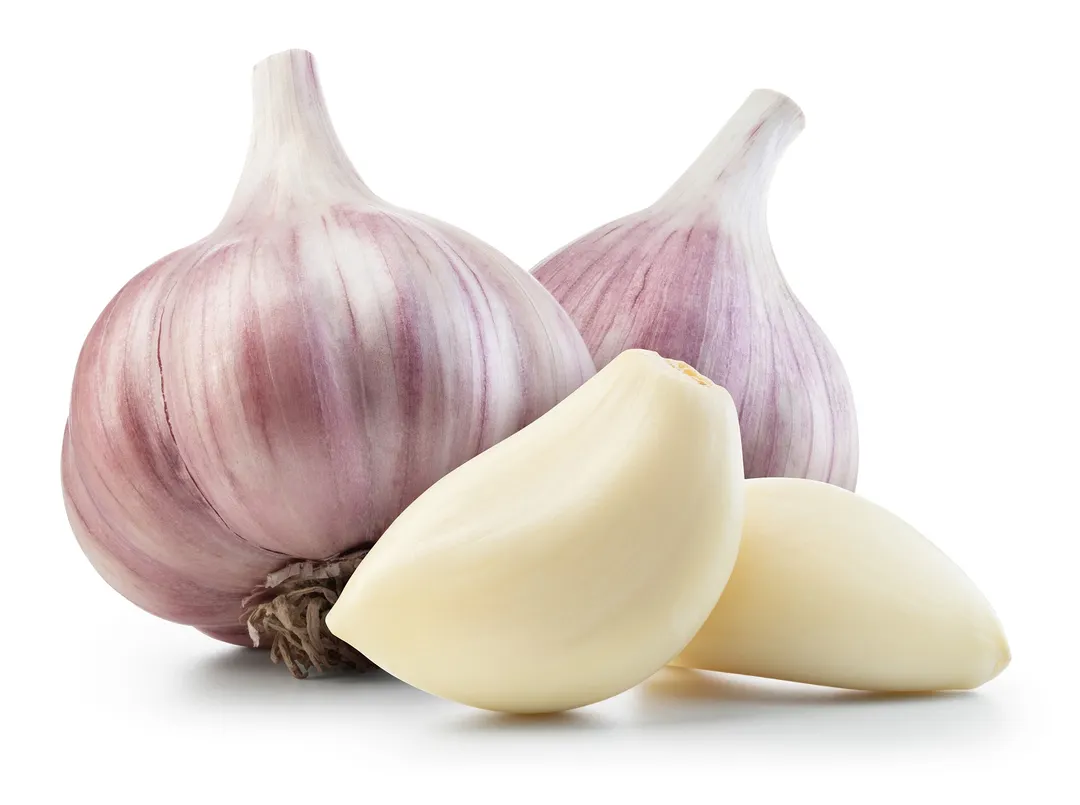 Para muchas tradiciones, llevar ajo cerca del cuerpo refuerza su valor simbólico como amuleto personal.